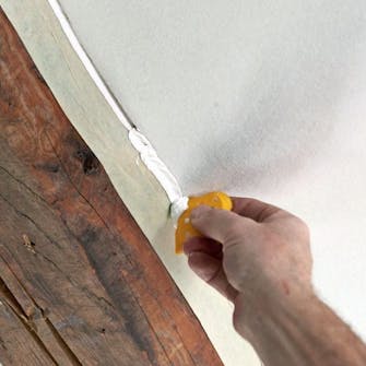 Ny gipsloft med synlige bjælker: Glat fugen Ny gipsloft med synlige bjælker: Glat fugen